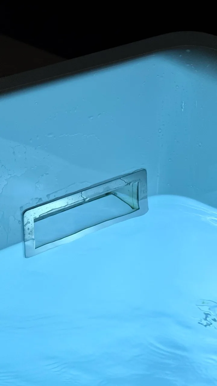 Rocean integrated perimeter skimmer in operation, water clear and illuminated