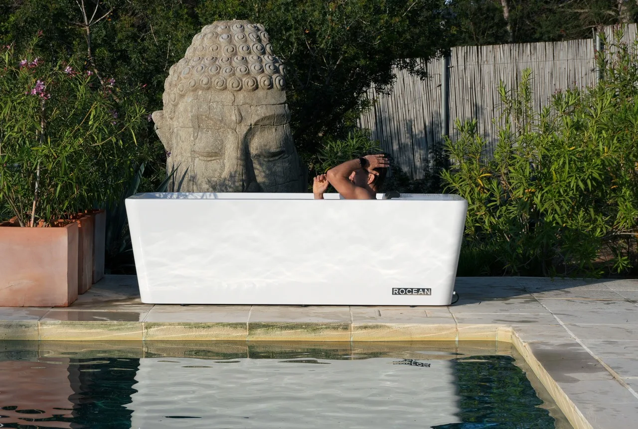 Rocean residential bath by a pool