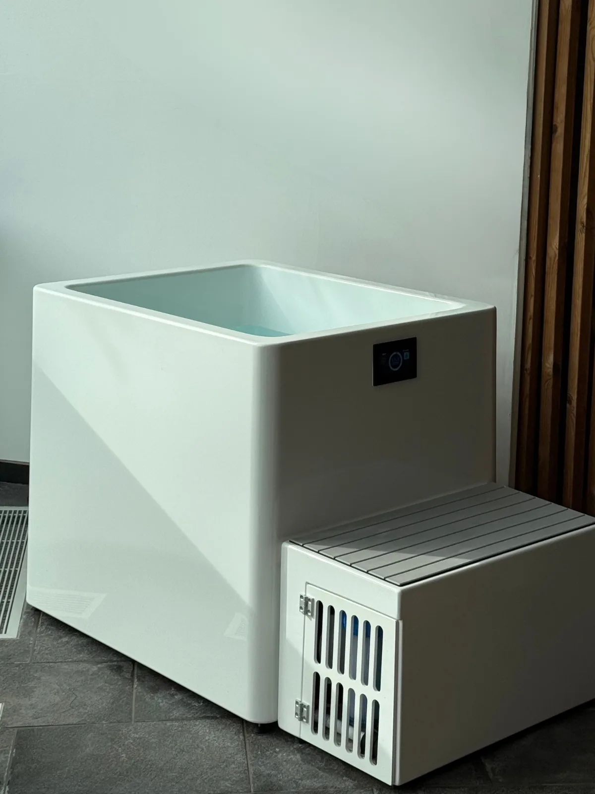 Rocean Box with integrated equipment module